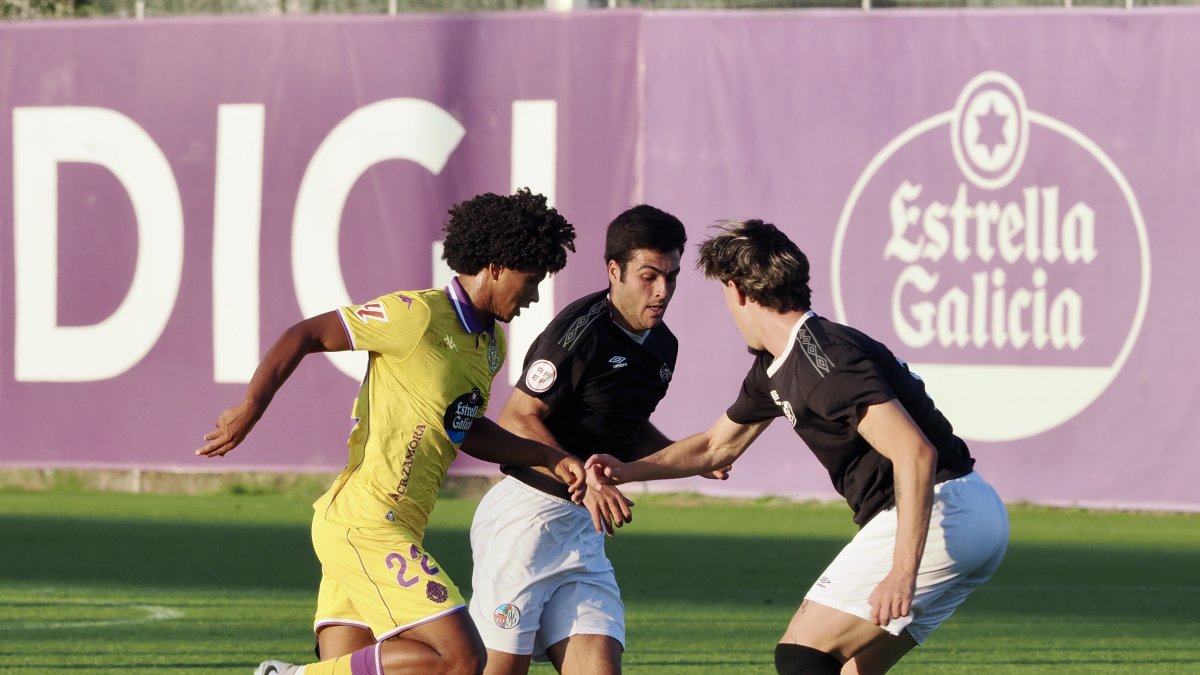 Peter Federico intenta superar a dos rivales del Salamanca, en el amistoso del pasado martes.