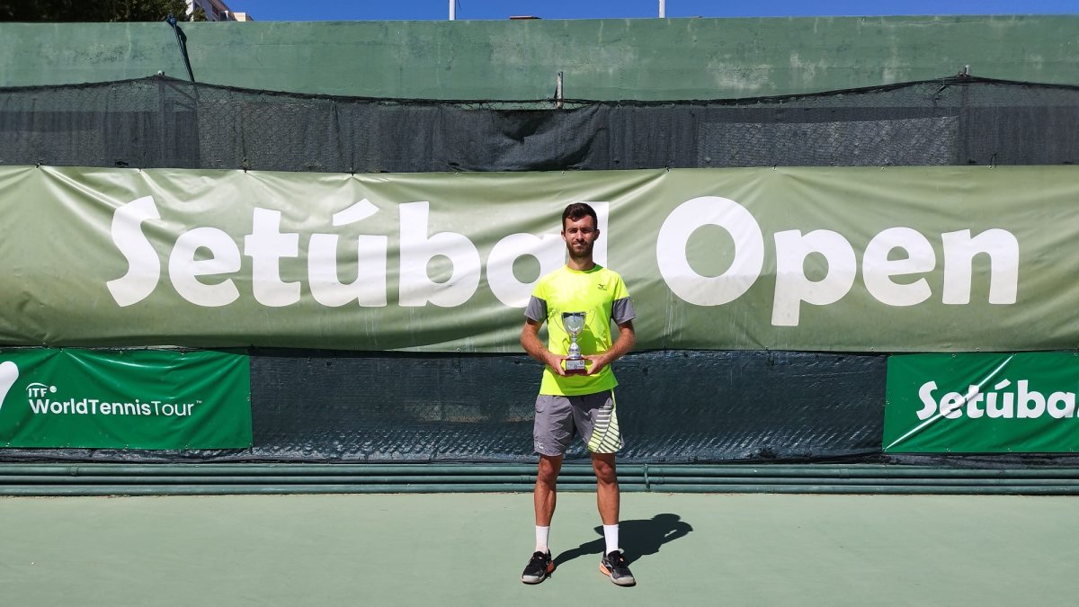 El vallisoletano Mario González posa con el trofeo de subcampeón en el ITF de Setubal.