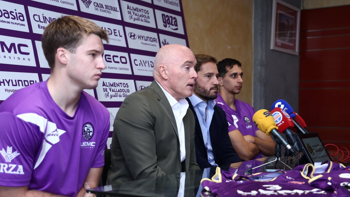 Mike Hansen en la presentación de 'Ice' Haney y Fares Ochi.