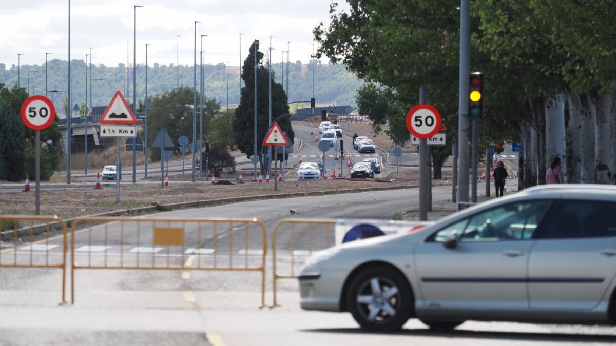 Obras de la VA20 a su paso por el cruce con Santovenia.