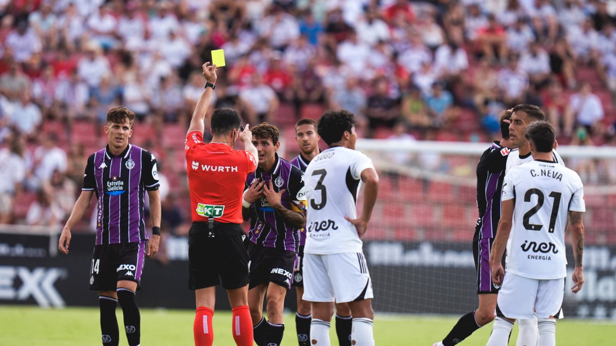 Juric, en el momento de ver la amarilla en Albacete a pesar de recibir un golpe.