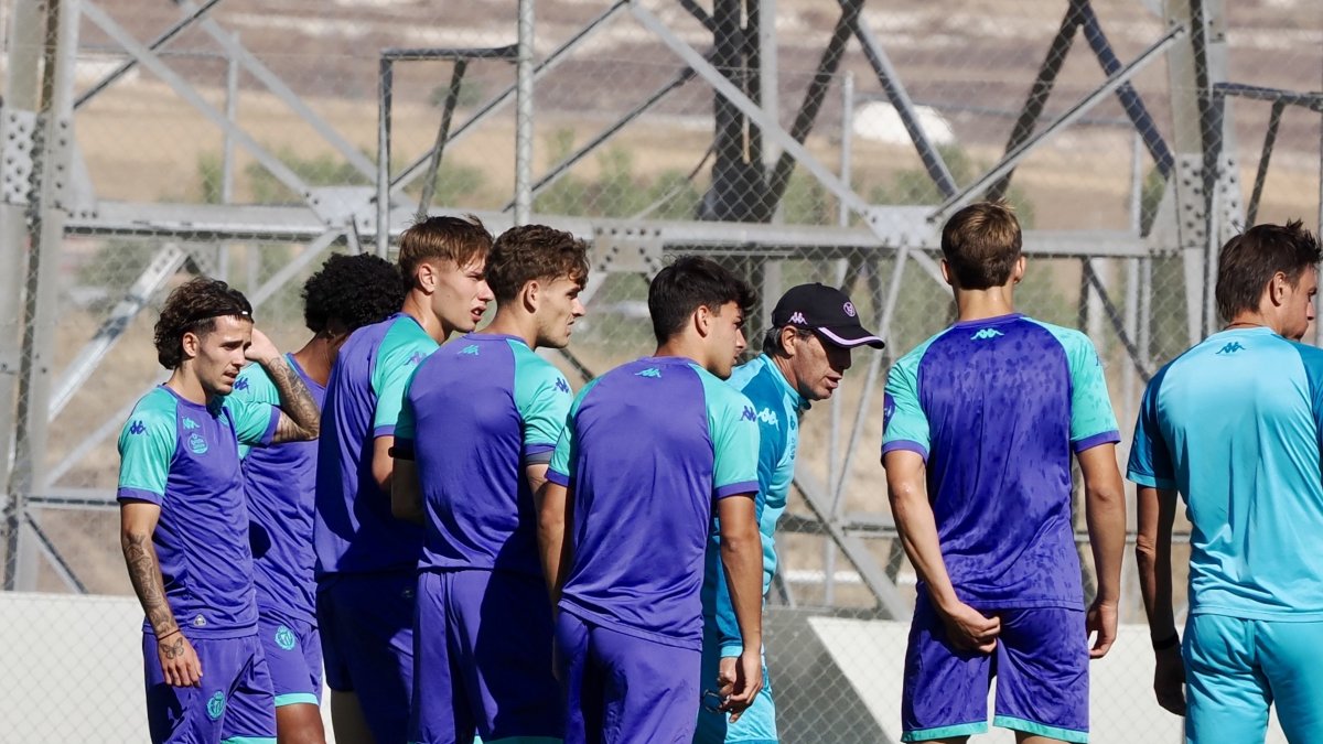 Almada, con gorra, habla durante el primer entrenamiento semanal con jugadores.