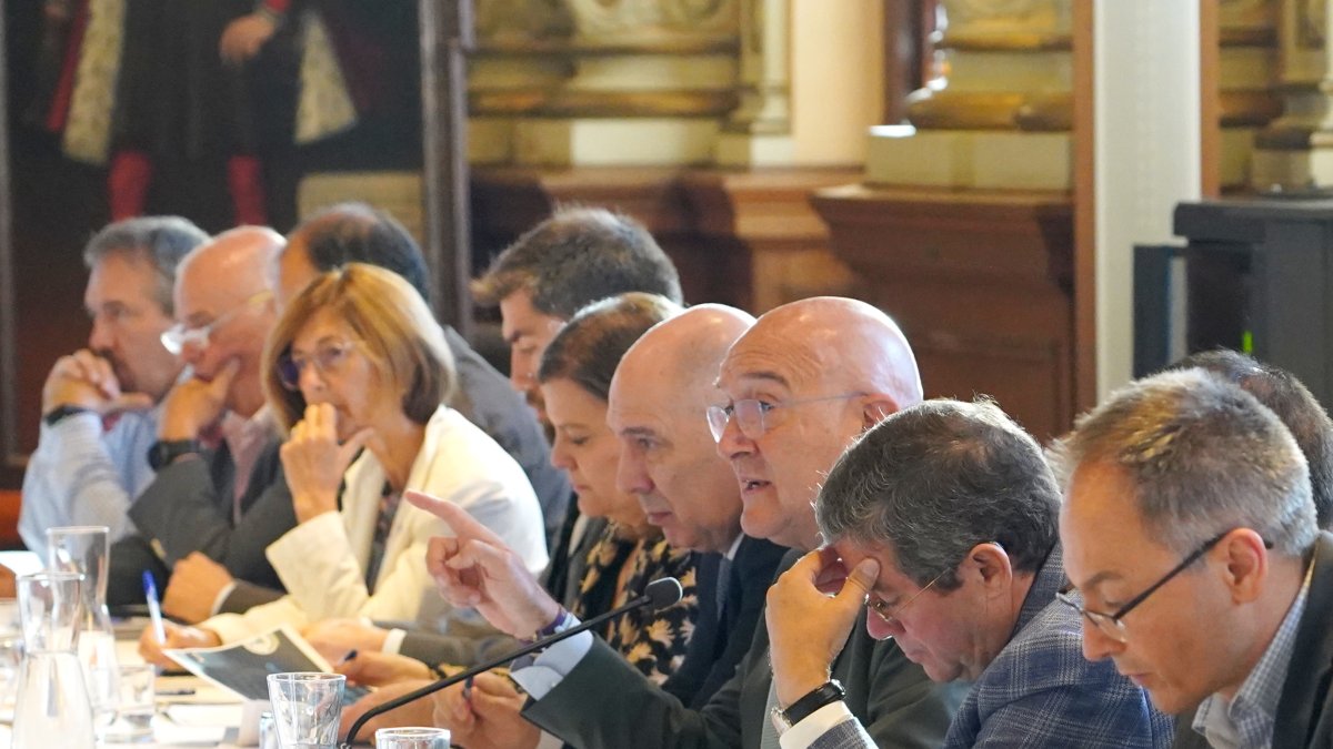 El alcalde de Valladolid, Jesús Julio Carnero, preside la Mesa Municipal de la Agroalimentación.