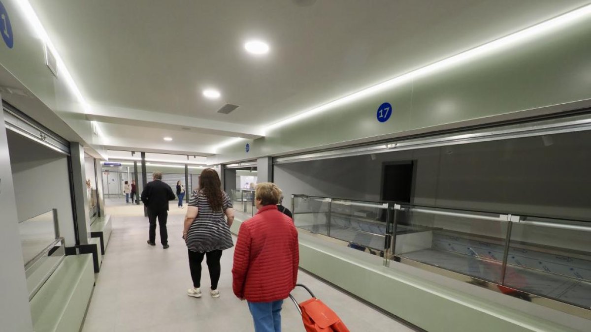 Algunos clientes en las recién estrenadas Galerías de Rondilla en Valladolid.