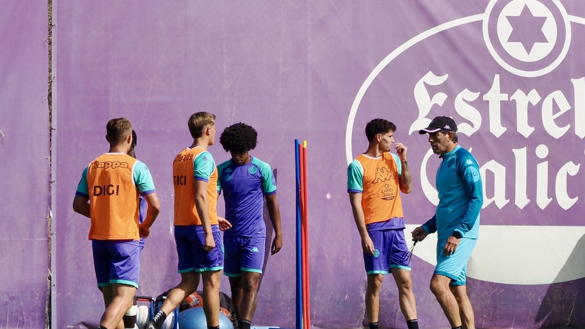Almada, con gorra, durante el entrenamiento del lunes.