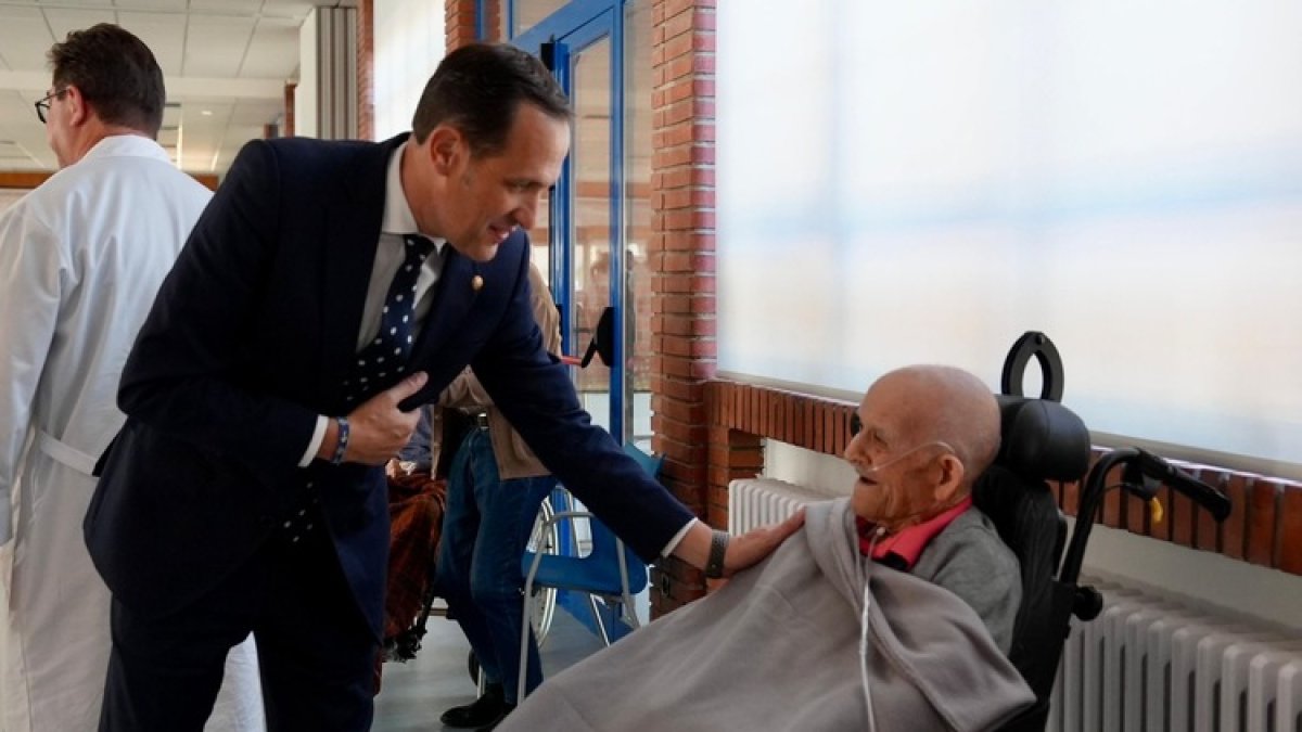 El presidente de la Diputación de Valladolid, Conrado Íscar, junto a uno de los residentes del Centro Asistencial Doctor Villacián,