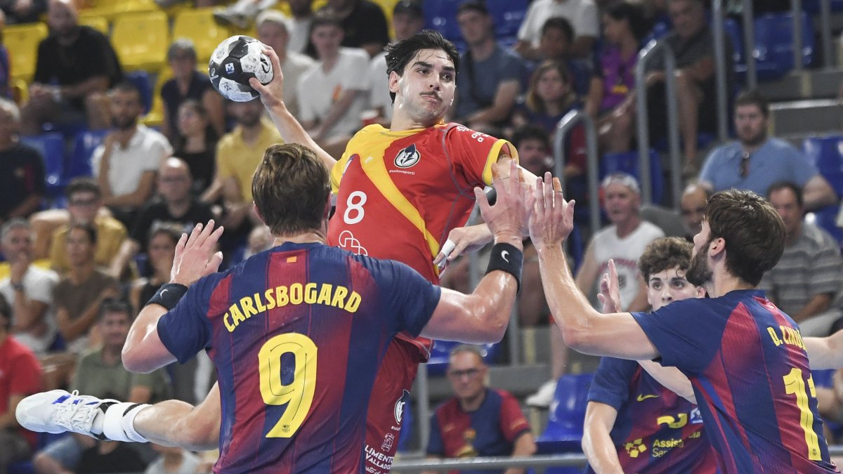 Oliveira se levanta para chutar en el reciente partido del Recoletas ante el Barça.