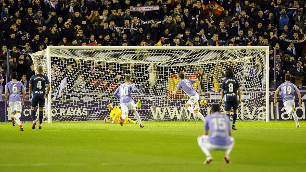 Mata marca de penalti el 3-2 definitivo en el último Real Valladolid-Cultural, de la temporada 17-18.