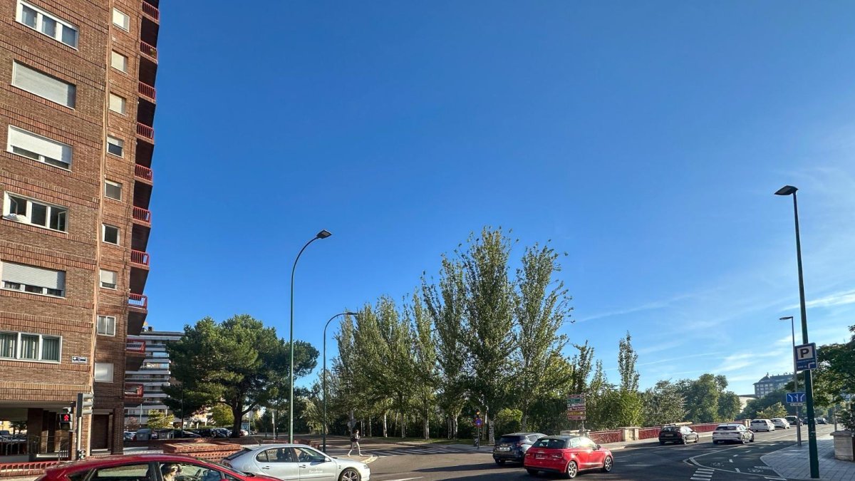 Avenida de Gloria Fuertes dirección puente del Poniente.