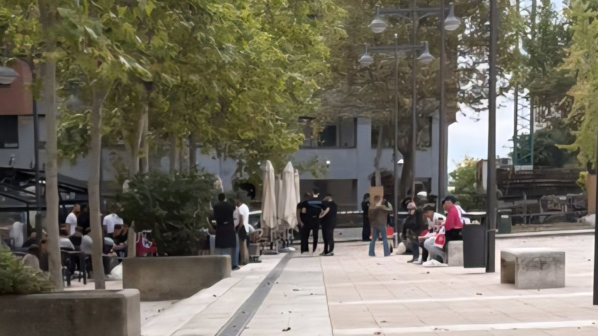 Aficionados de la Cultural en la Plaza Marcos Fernández