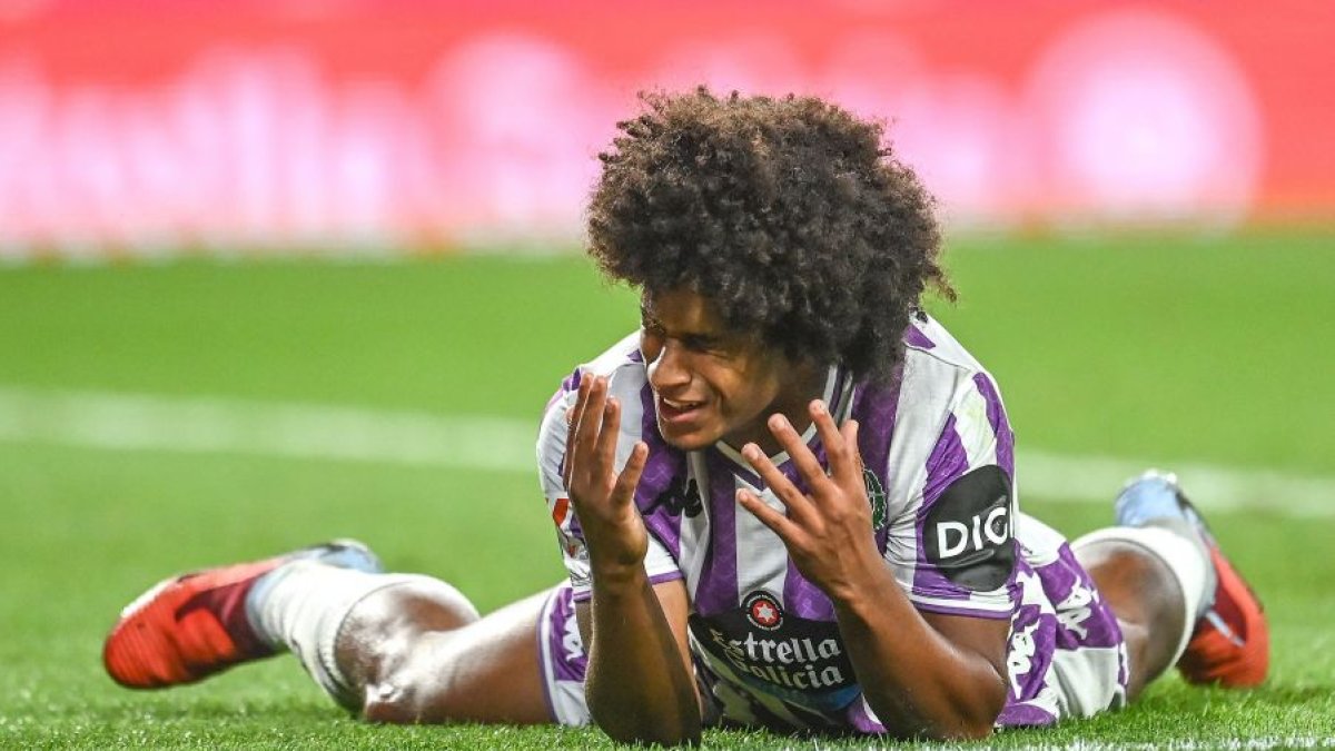 Peter Federico se lamenta en el suelo de una ocasión perdida.