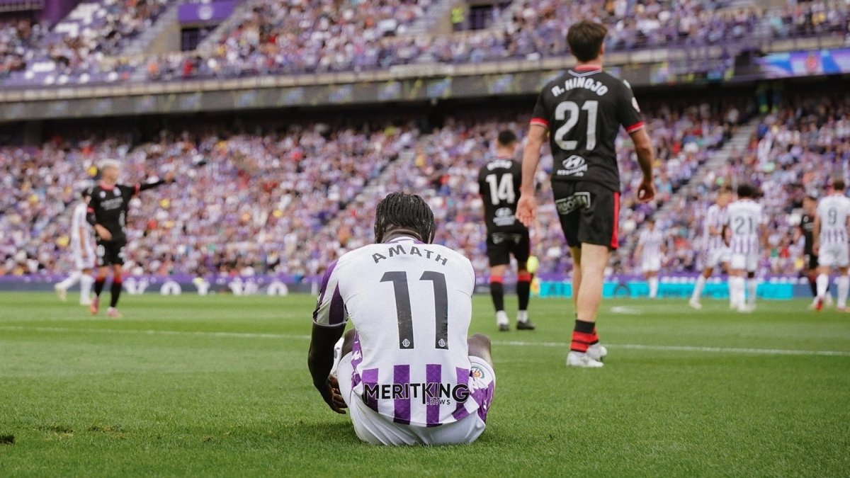 Amath se duele sentado en el césped tras recibir el golpe que lo lesionó.