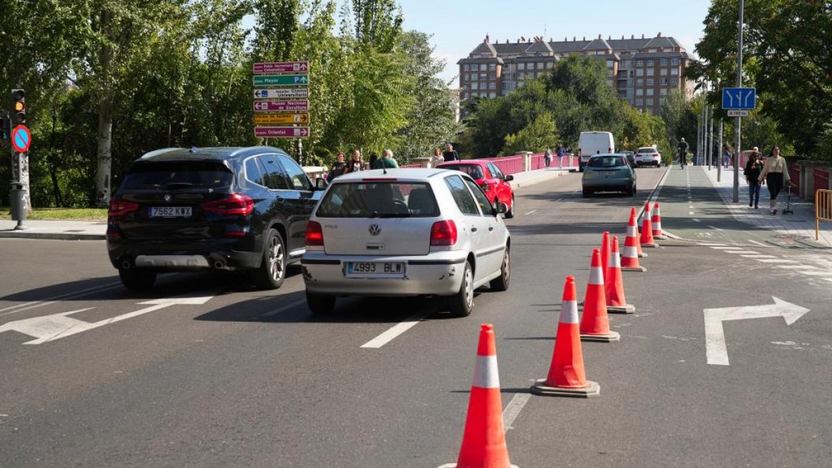 Acceso al Puente de Poniente durante las recientes obras para la ampliación de la red de calor.