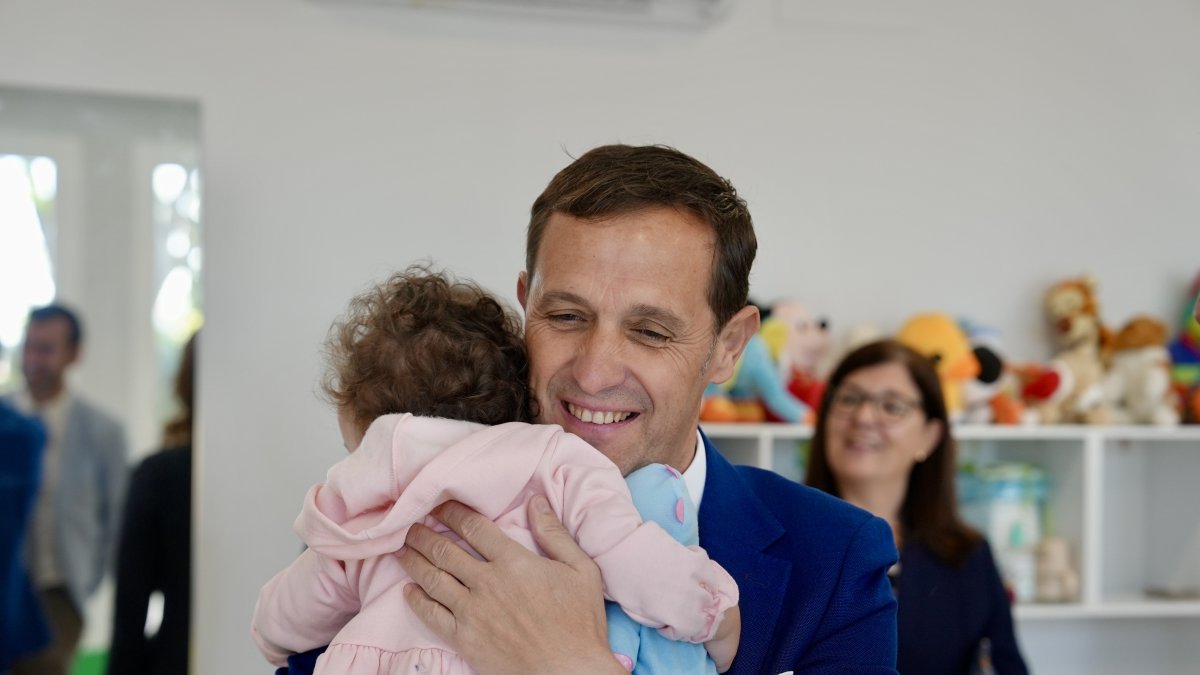 Conrado Íscar durante la visita a la Escuela Infantil Virgen de Castilviejo. 