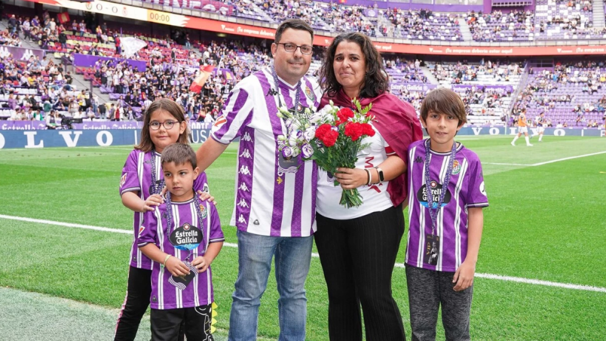 Iván, abonado del Real Valladolid, pidió matrimonio a su pareja Lorena, aficionada de la Cultural Leonesa, en los prolegómenos del partido.