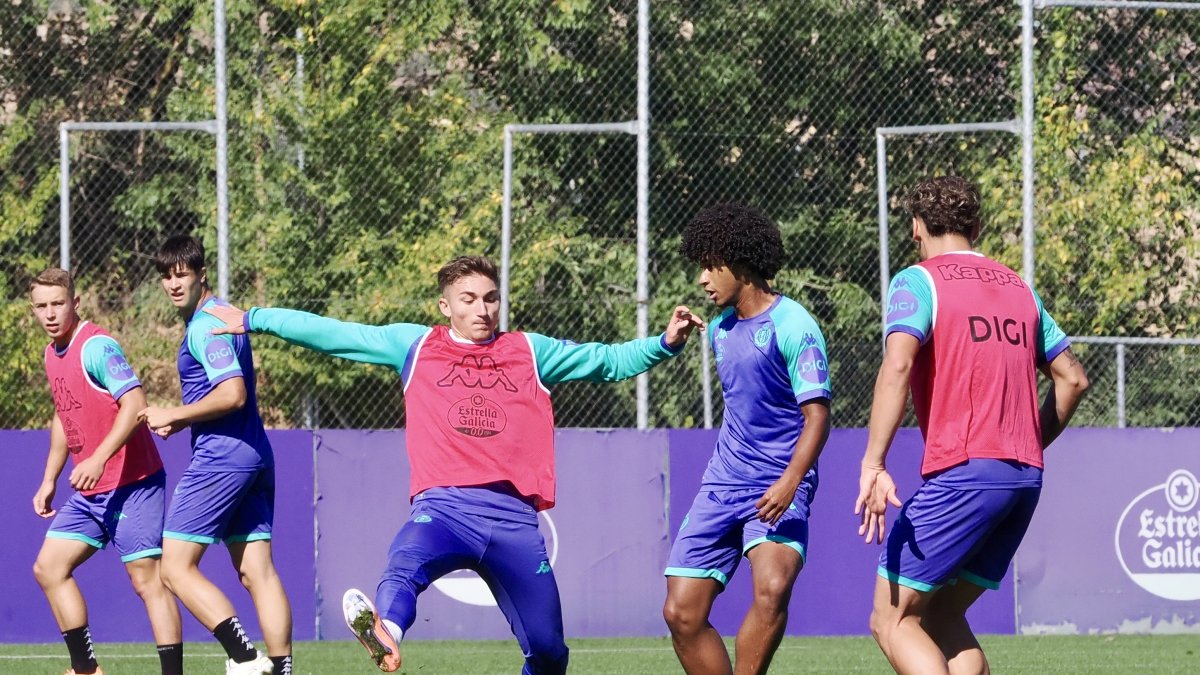 Chuki intenta obstaculizar el pase de Federico durante el entrenamiento matinal del martes.