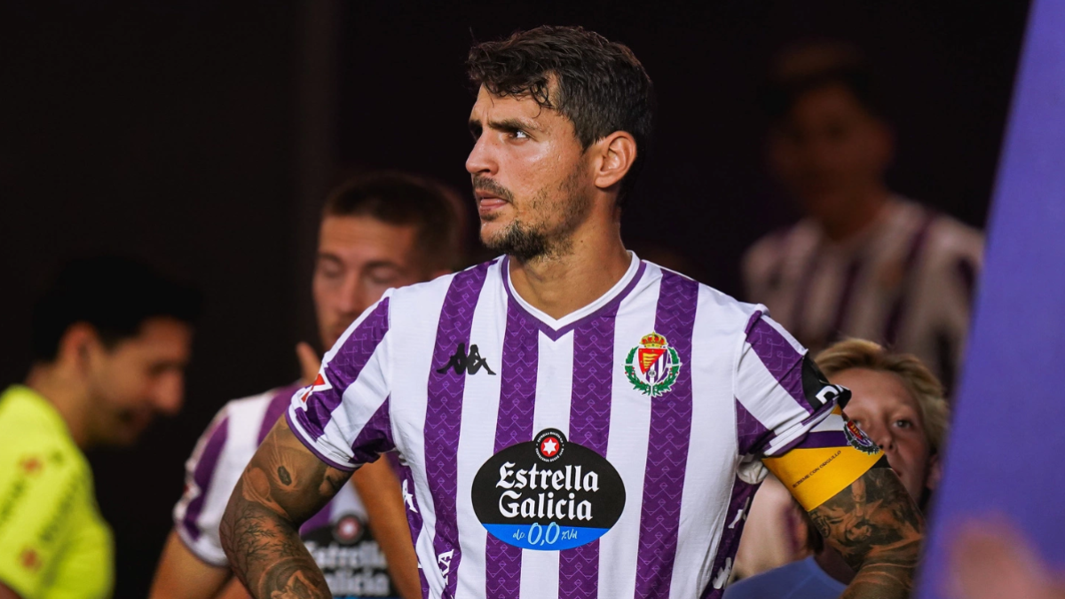 Juric, antes del inicio de un partido con el brazalete de capitán.