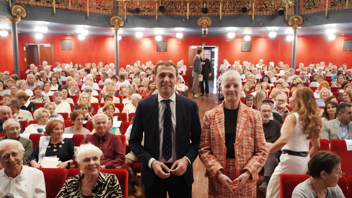 El presidente de la Diputación de Valladolid, Conrado Íscar, participa en la gala de homenaje a las personas mayores que organiza la institución