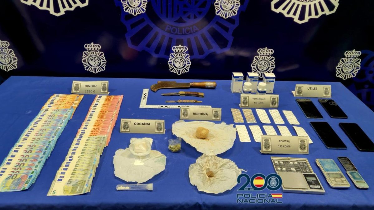 Droga y material intervenido en la operación 'Barrio'.