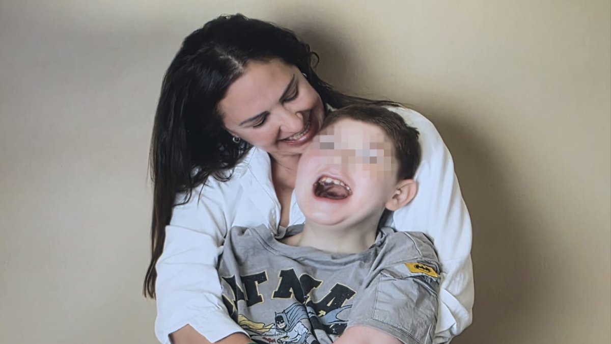 Ana María Pelaz y su hijo Adrián, que tiene una discapacidad del 90% desde el suceso