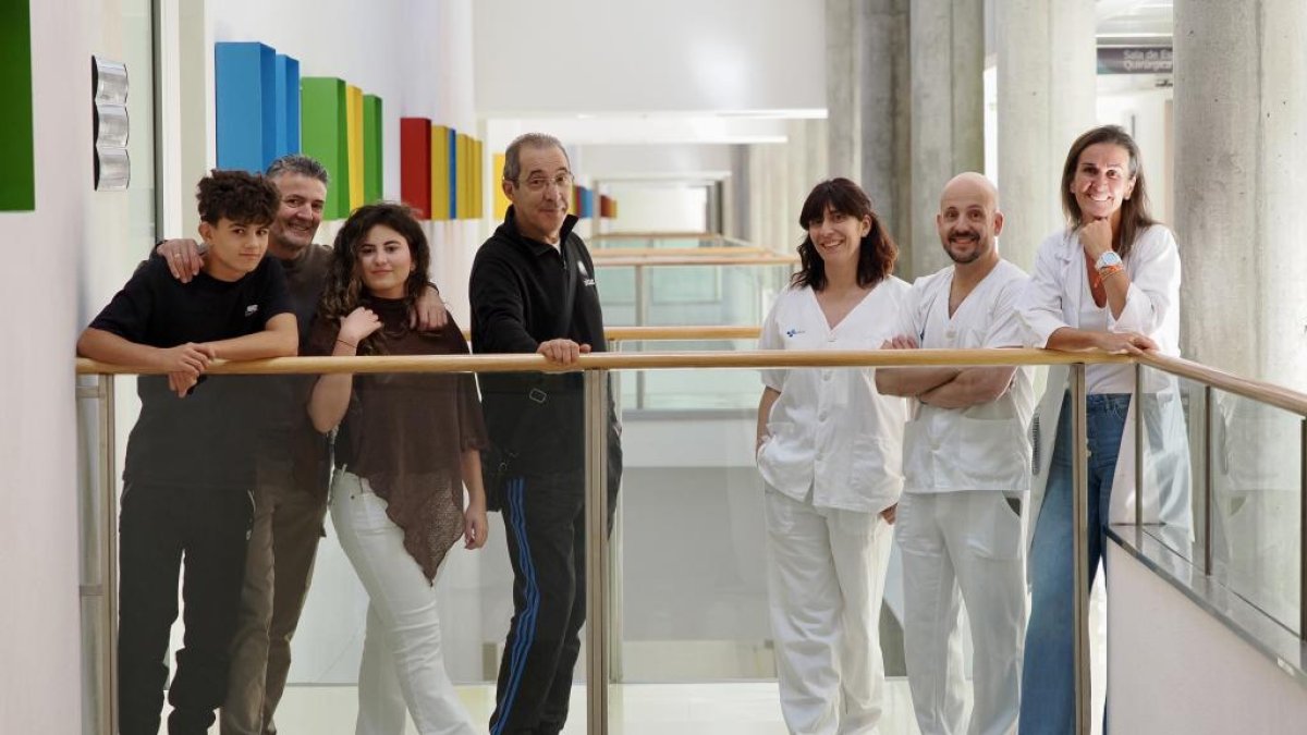 Los jóvenes Daniel y Carla, con su padre José Antonio, Miguel Ángel, la logopeda Eva Bragado y los otorrinos David Herrero y Elisa Gil-Carcedo, en el Río Hortega.  PHOTOGENIC