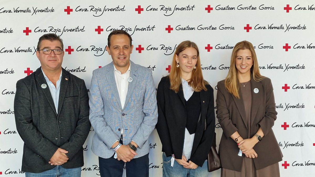 El presidente de la Diputación, Conrado Íscar, y la concejala de Juventud, Carolina del Bosque, en el acto de los 50 años de Cruz Roja Juventud en Valladolid