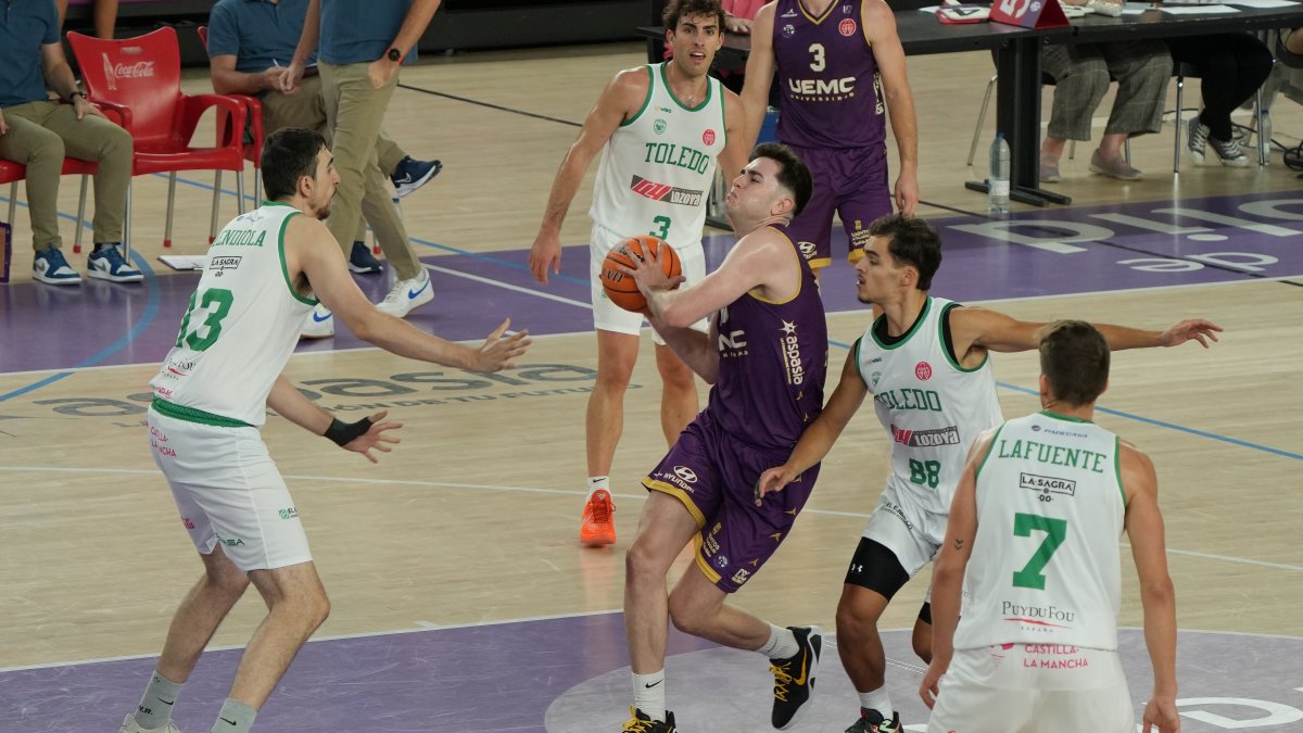 'Ice' Haney penetra ante la defensa del CB Toledo en la primera vuelta.