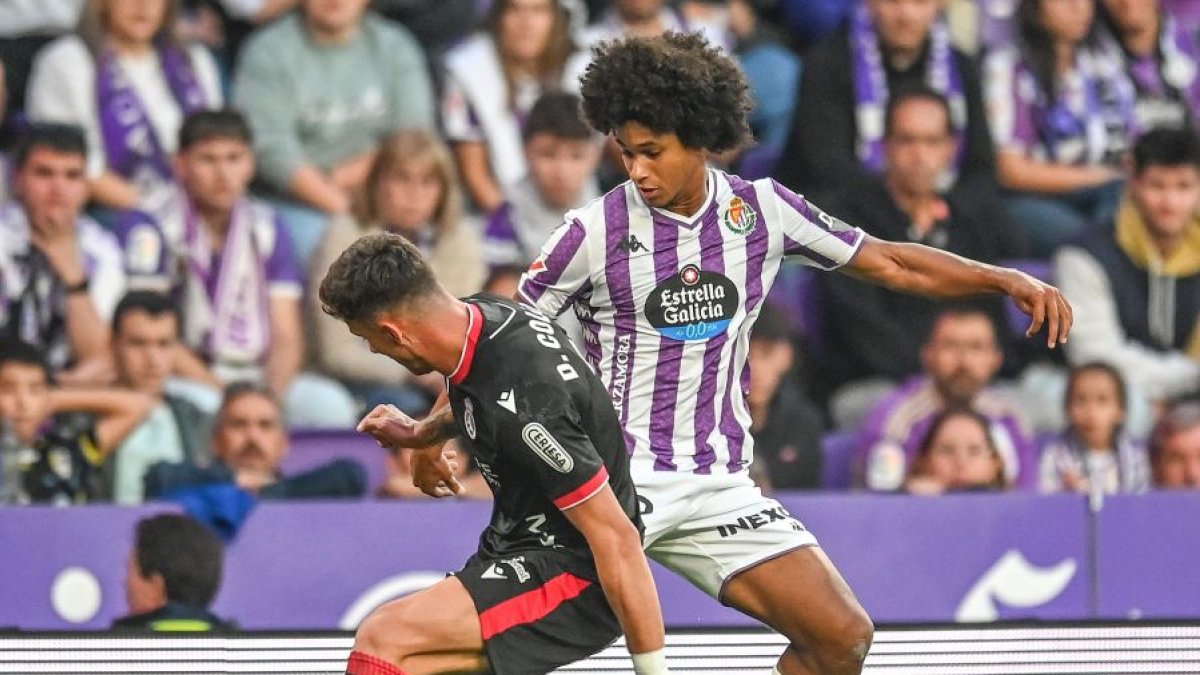 El blanquivioleta Federico disputa el balón al culturalista Collado.