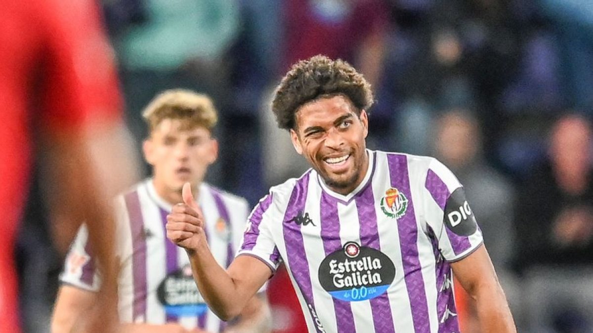 Ponceau celebra su gol.