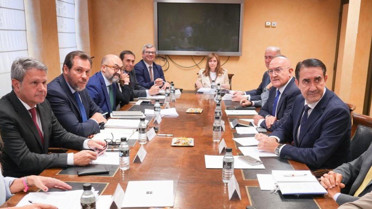 Óscar Puente y Jesús Julio Carnero, frente a frente en la reunión de la Sociedad Valladolid Alta Velocidad