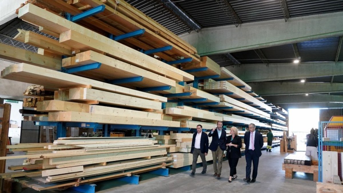 Leticia García, consejera de Industria, Comercio y Empleo, durante la visita a la empresa Maderas Pisuerga. 