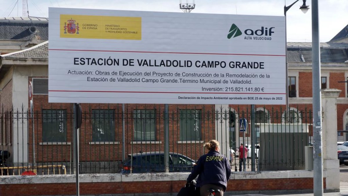 Cartel que anuncia las obras de la nueva estación de tren de Valladolid.