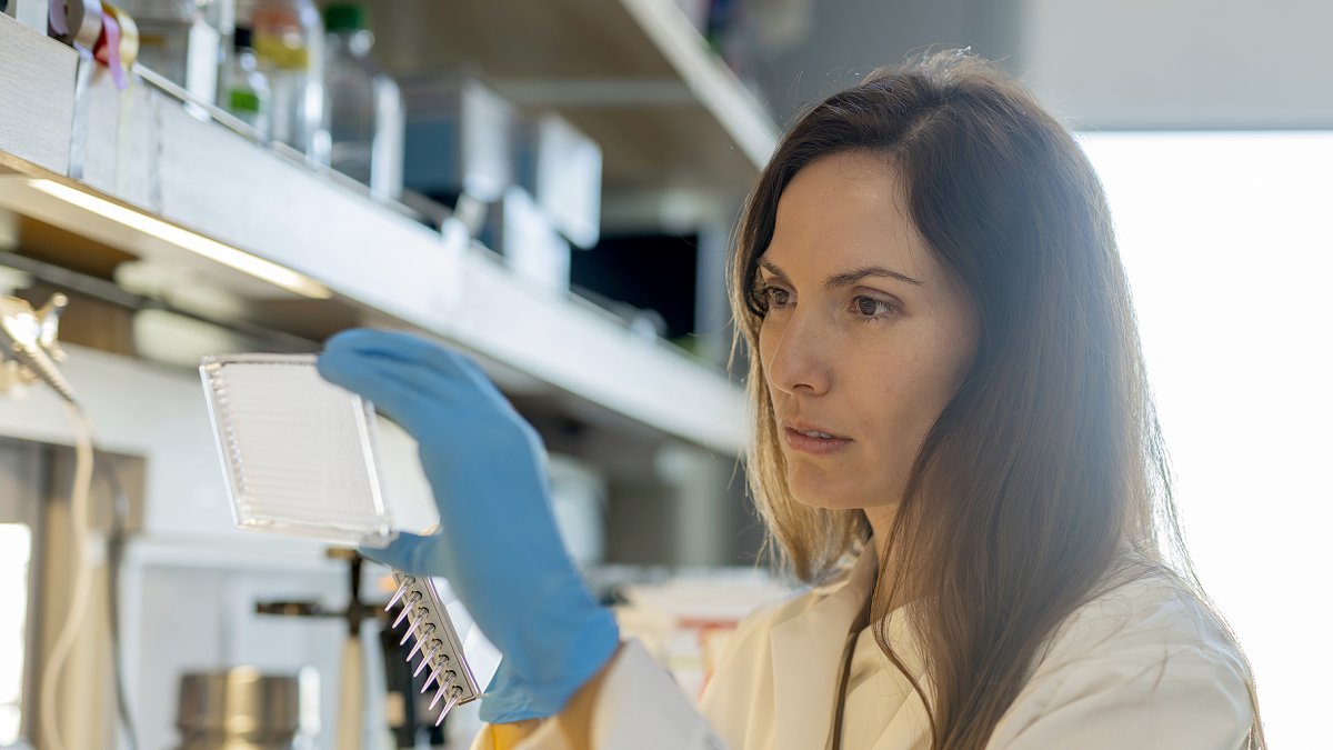 Cristina Llorente, en su laboratorio en la Universidad de California.