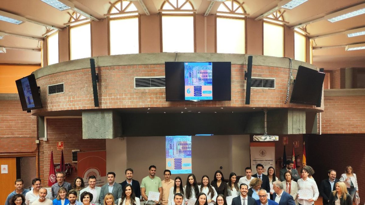 Foto de familia de los premiados con los mejores TFG de la Facultad de Económicas y Empresariales de la Universidad de Valladolid.