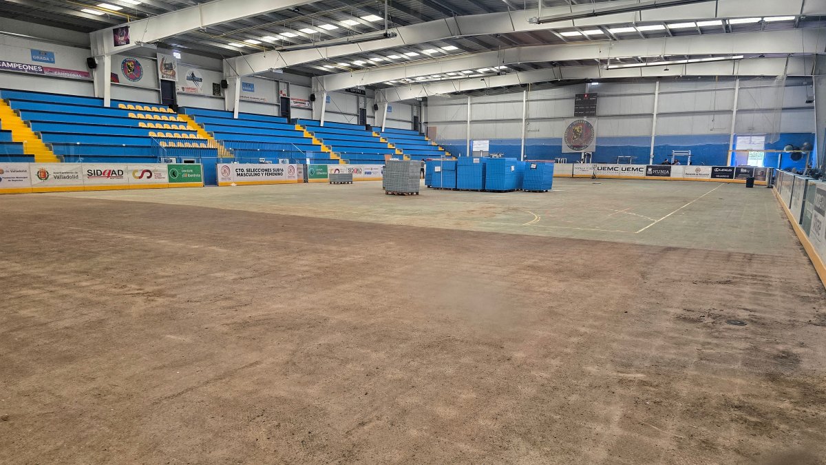 Vista parcial de las obras en la pista del polideportivo Hockey Canterac.