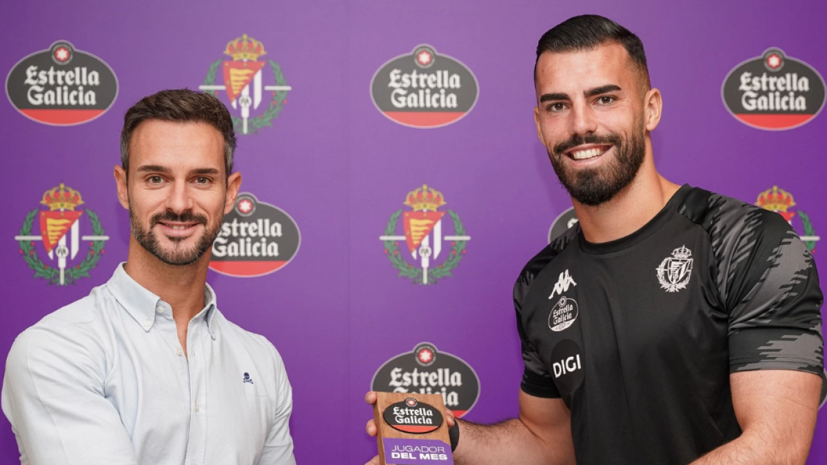Guilherme, recibiendo el trofeo Jugador Estrella Galicia del mes de septiembre.