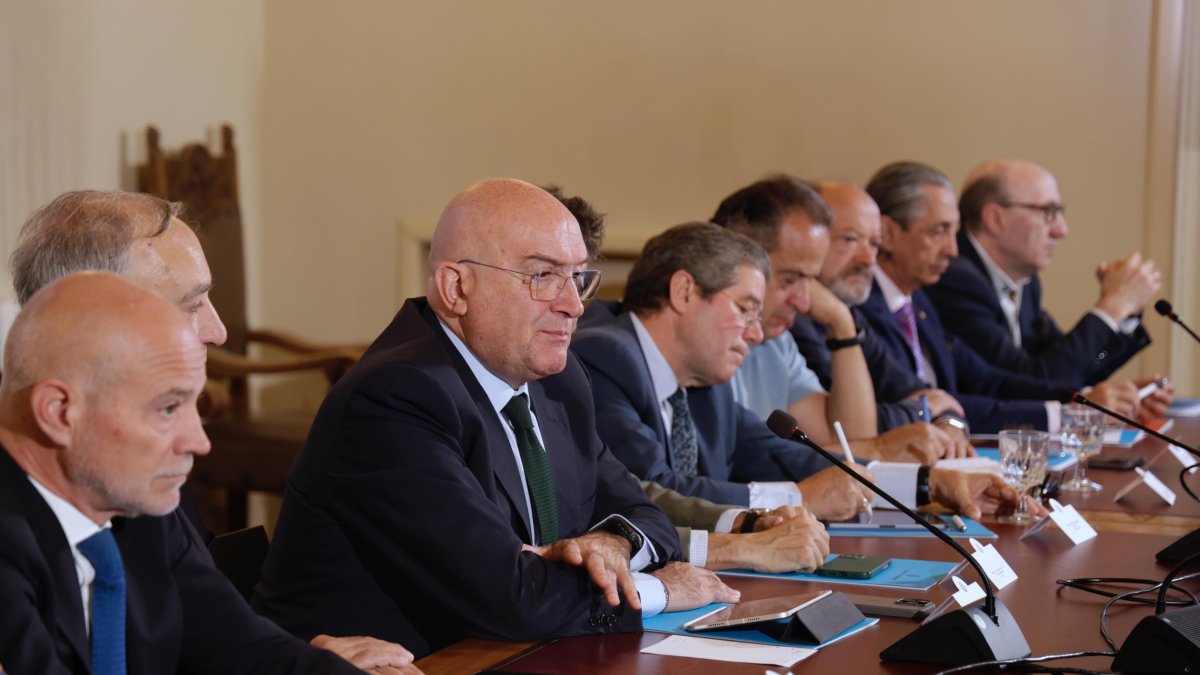 Carnero preside la reunión de la Mesa del Soterramiento en Valladolid.