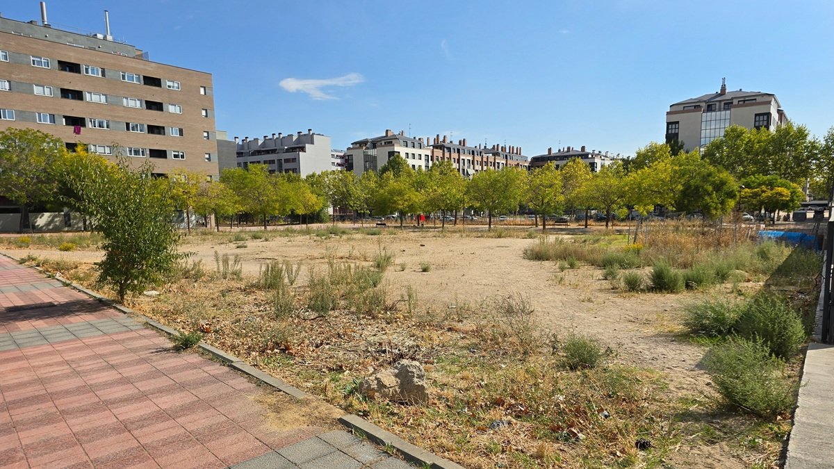 Parcela que la Diputación va a sacar a la venta para que se construya un bloque de pisos.