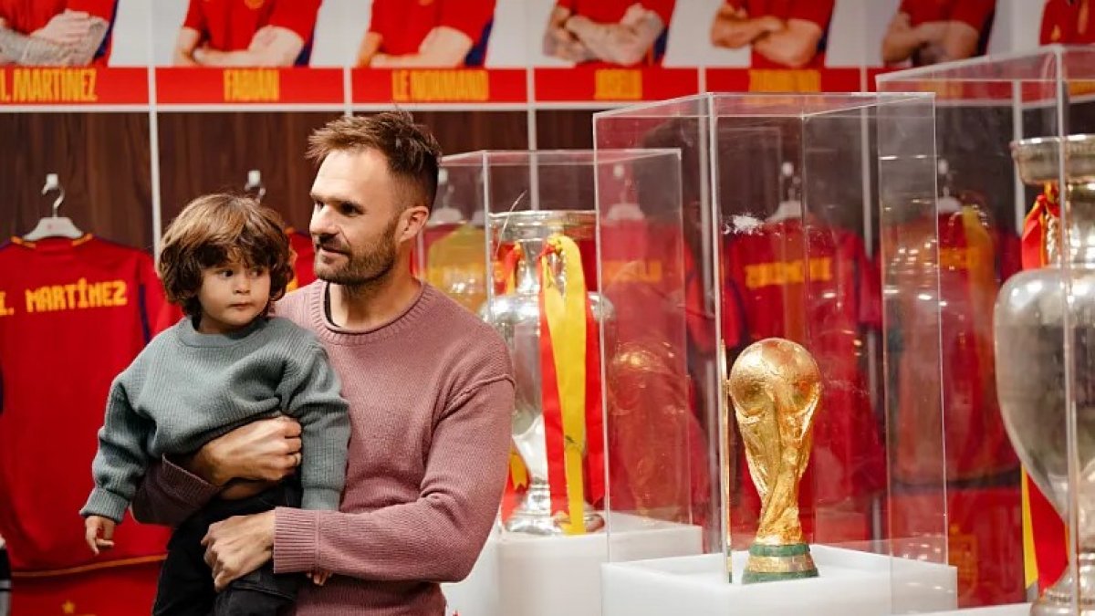 Fan Zone de España en su visita por los campos nacionales.