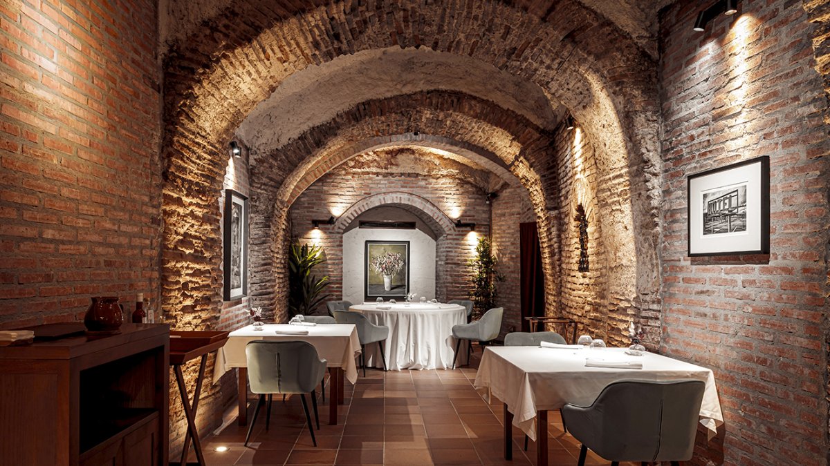 Comedor que ocupa una de las salas de la galería subterránea ubicada a 20 metros de profundidad.