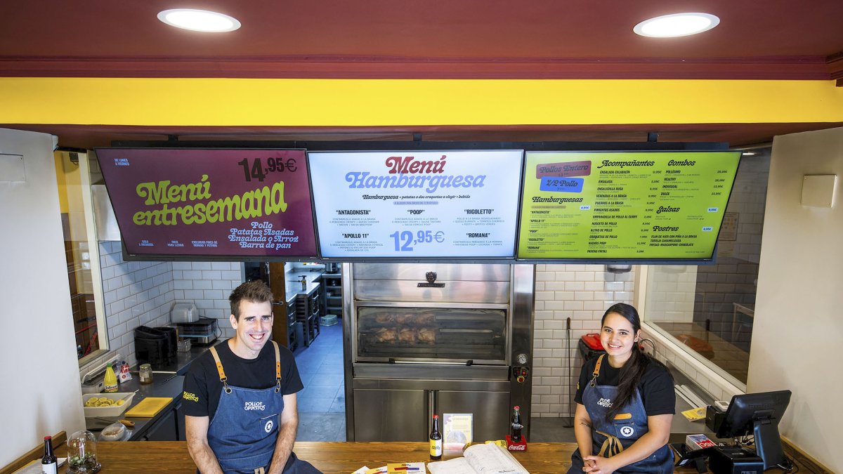 El cocinero David García posa junto a Margarita Guarin en el mostrador de Pollos Opuestos, el negocio que se ha propuesto dar una vuelta al pollo asado.