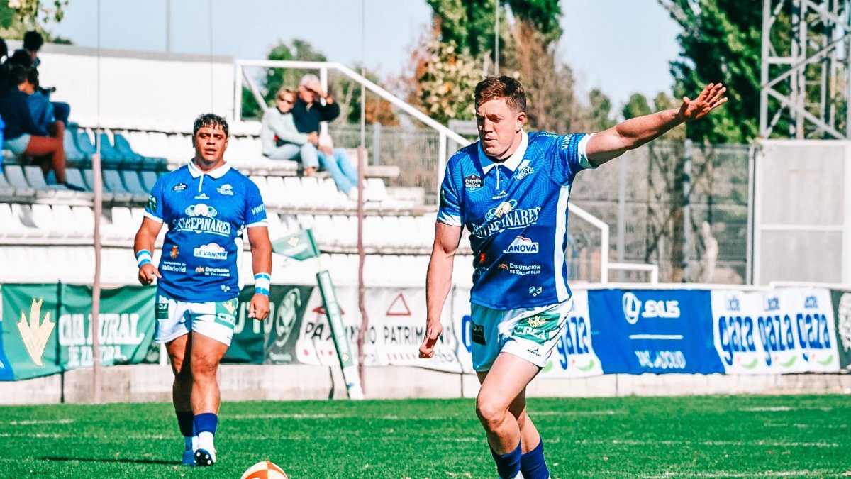 Taibo se dispone a chutar a palos.