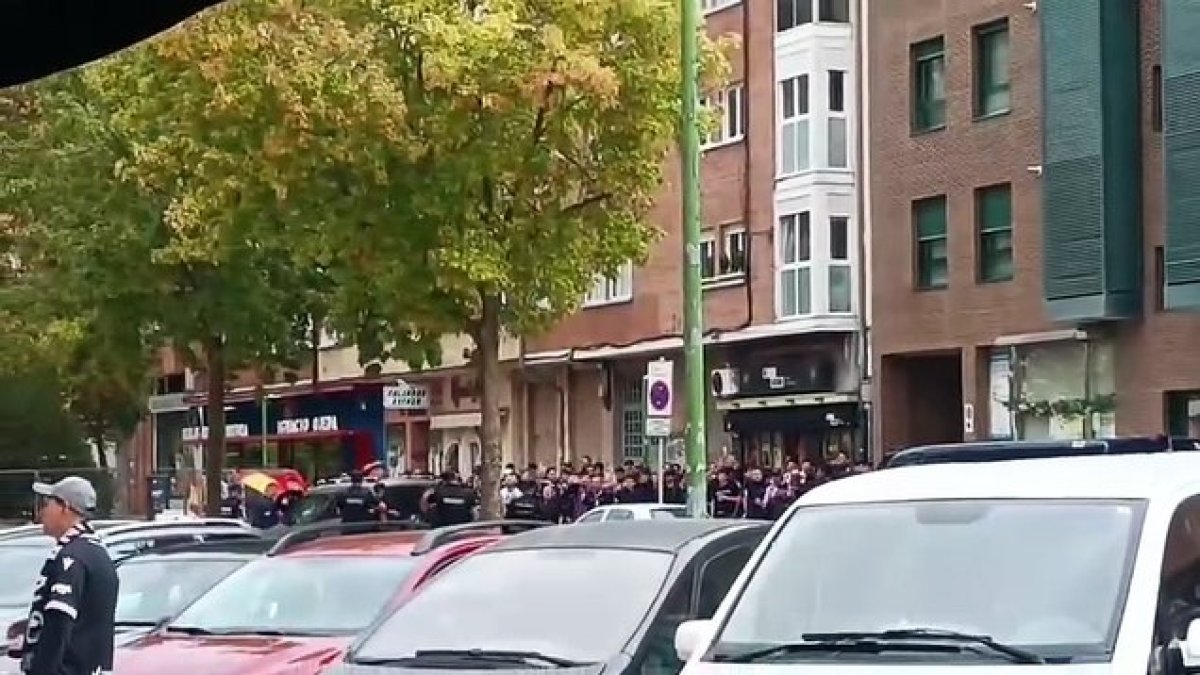 Ultras blanquivioletas caldean el ambiente, en los aledaños de El Plantío, al grito de «Pucela se pasea por esta puta aldea» o «puta Burgos»