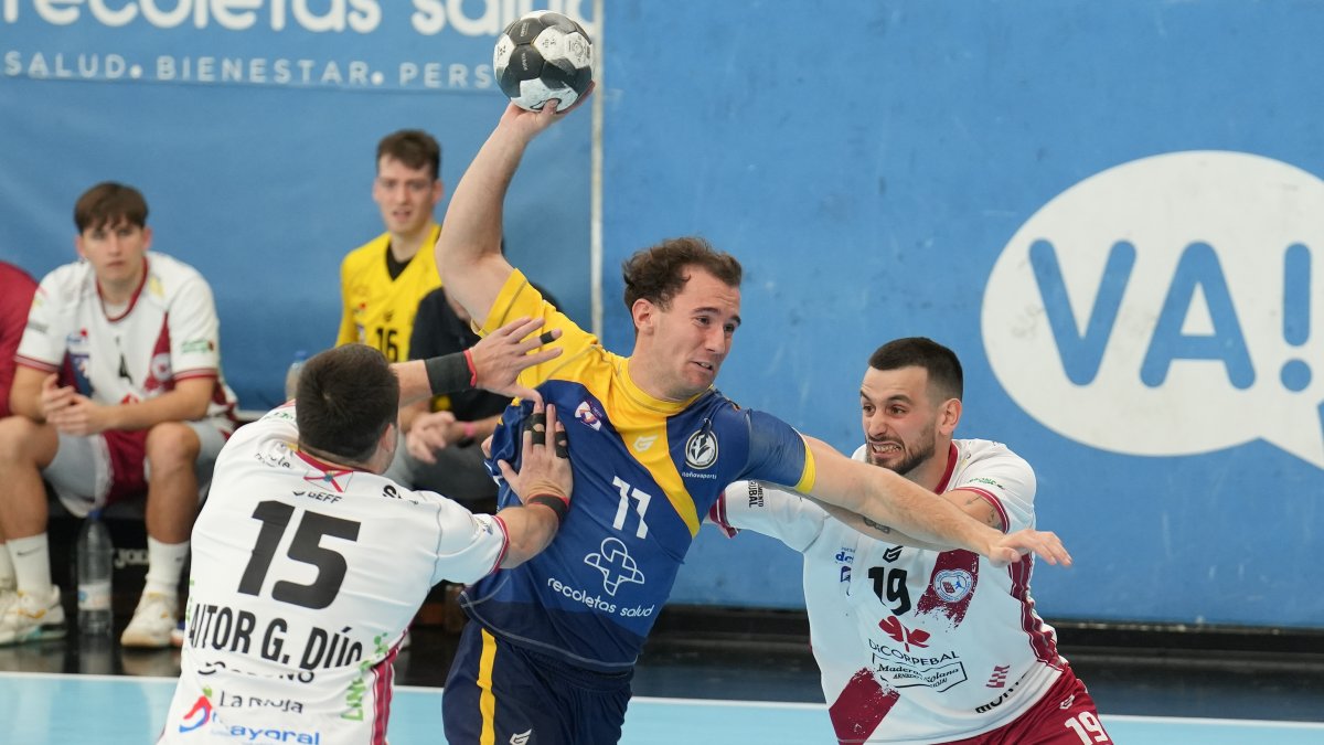 Pisonero intenta lanzar con la oposición de dos defensores de Logroño.