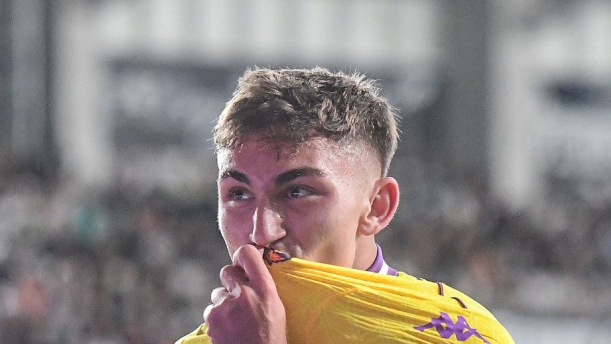 Chuki besa el escudo del Real Valladolid tras marcar el gol de la victoria en Burgos.