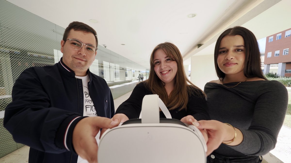 Javier Garcia, Noelia de Prado y Khadija Belaouja que han participado en el proyecto  ‘VR Banking Senior’
