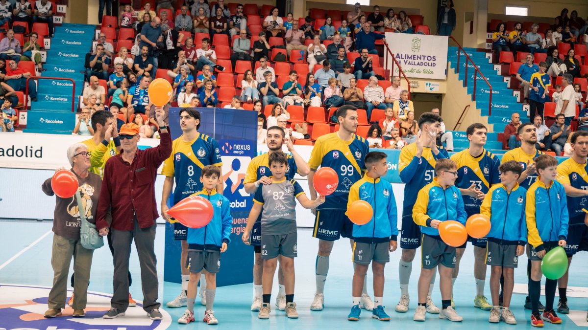 El Recoletas Atlético Valladolid junto a integrantes de El Puente Salud Mental Valladolid.