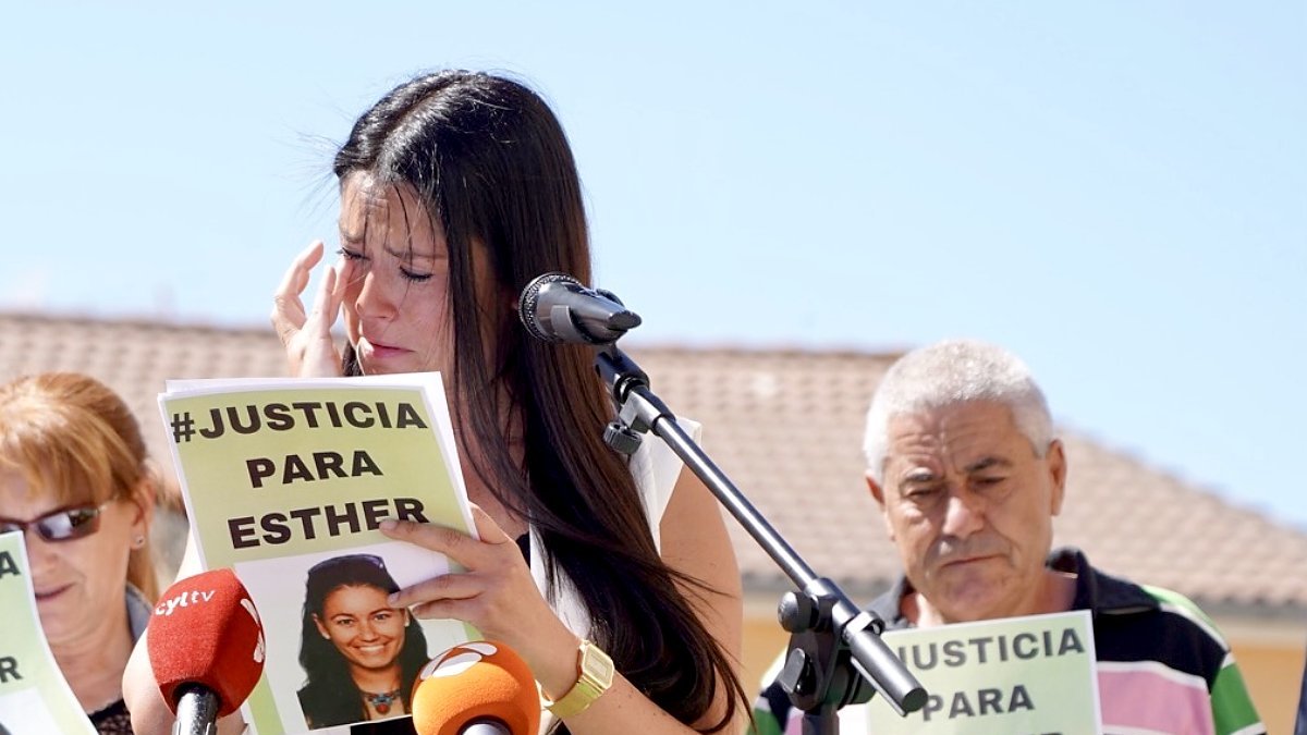 La hermana y el padre de Esther portan carteles en una concentración ciudadana en Traspinedo en recuerdo de la joven y para pedir justicia.
