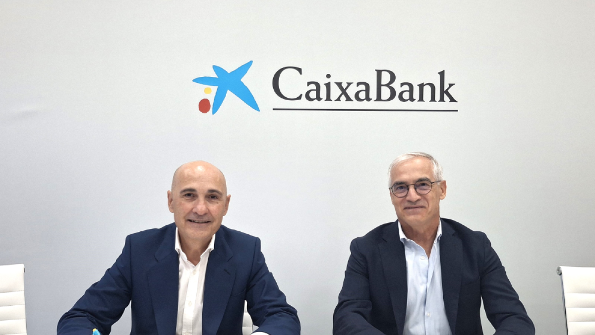 Jaime Campos, director de AgroBank, y Jose Luis Benítez, director general de la FEV