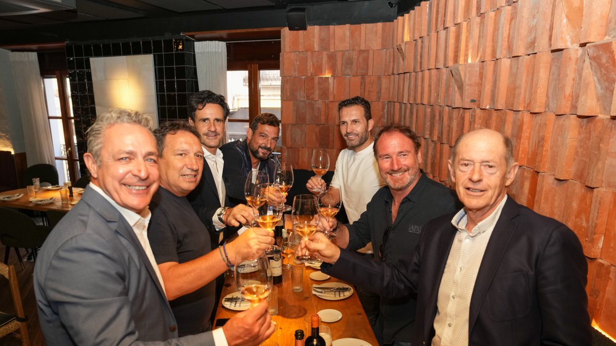 Moya, Eusebio, García Calvo, Ricardo, Baraja, Juan Carlos y Minguela brindan juntos.